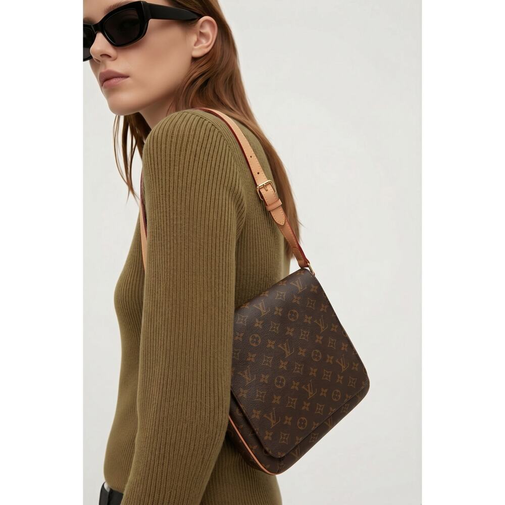 Beautiful Fashion Shoulder Crossbody Bag With LV Logo Mint Condition 11x10